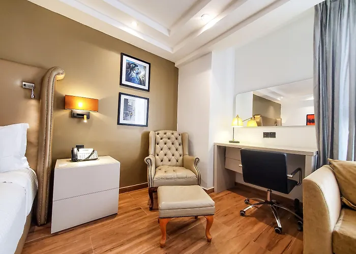 Victoria Crown Plaza Hotel