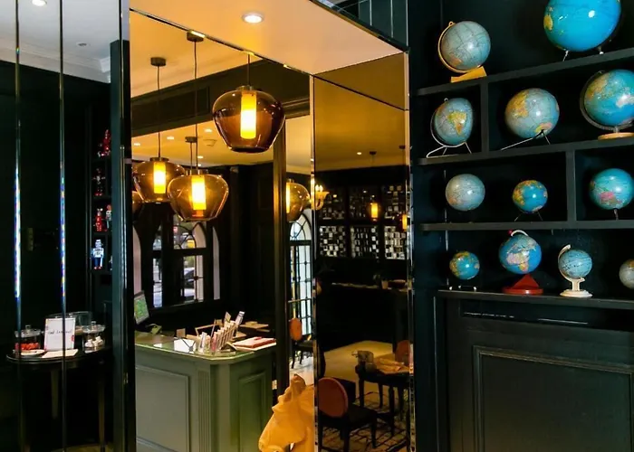 Kid friendly hotel De Neuville Arc De Triomphe