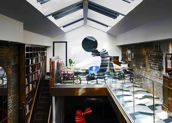 Hotel: Library