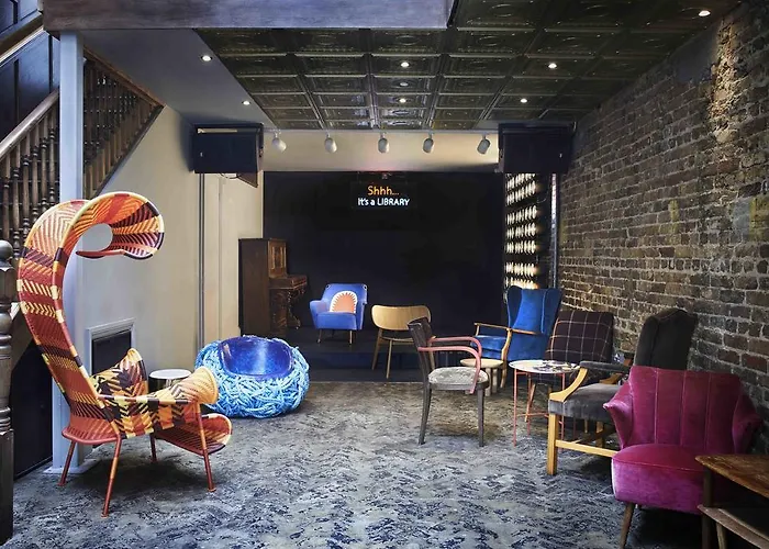 Hotel: Library