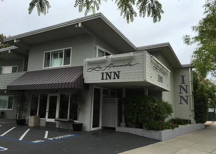La Avenida Inn
