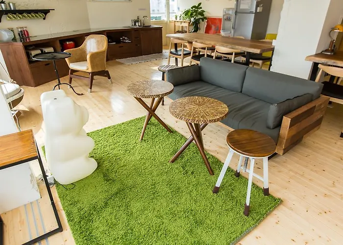 Mr. Lobster'S Secret Den Design Hostel