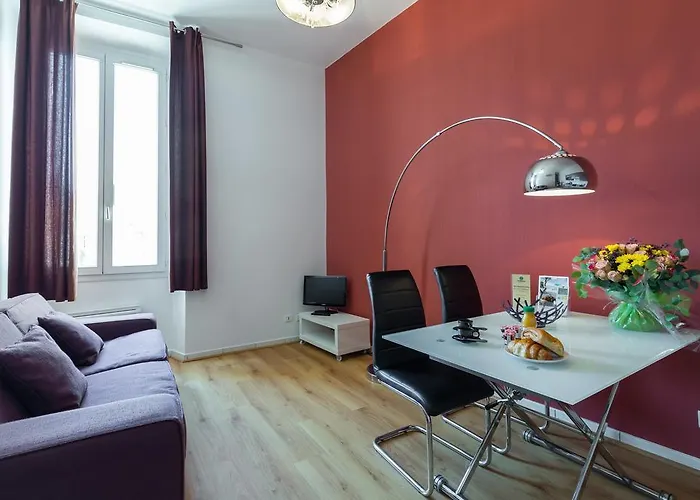 Hotel near College: Florella Marceau Apartment