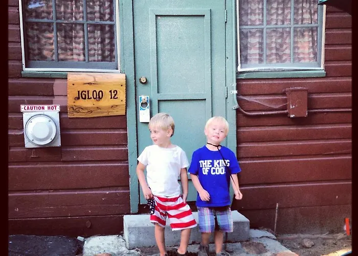Golden Bear Cottages
