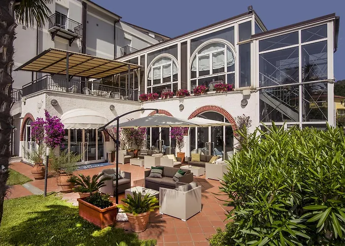Hotel 3 stelle: Hotel Riviera 3 Stelle con piscina estiva gratuita e garage a pagamento