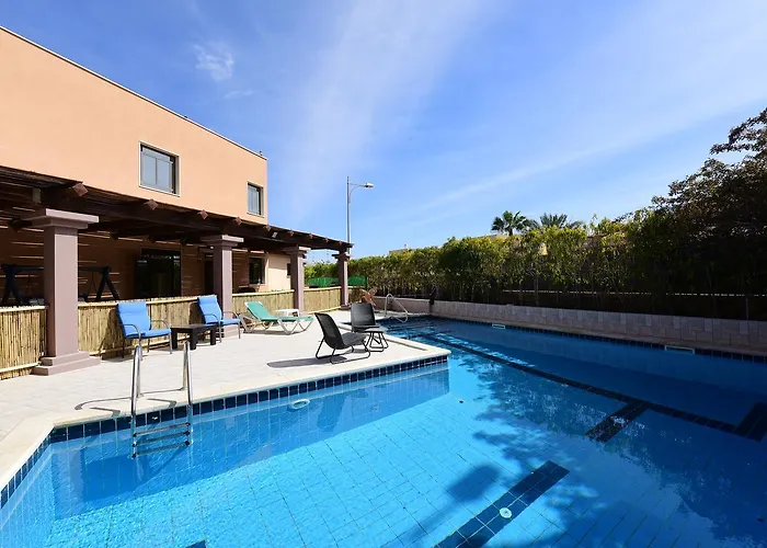 Family Hotel: Flintstone Guest House בית ההארחה בן 11 החדרים אינו וילה פרטית אתם מזמינים רק חדרים לא את כל הוילה