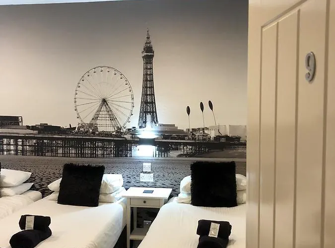 Beach hotel: Happy Return Hotel