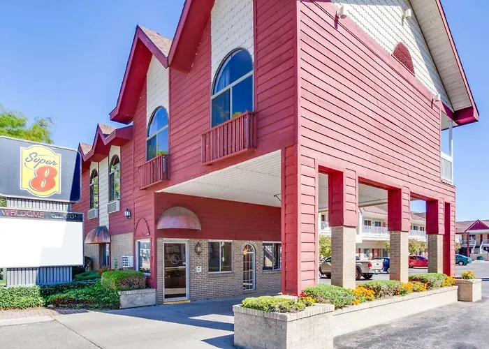 Motel: Super 8 Beachfront By Wyndham Mackinaw City, Mi