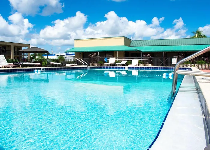 Hotel with pool: Winter Haven Gardens Inn