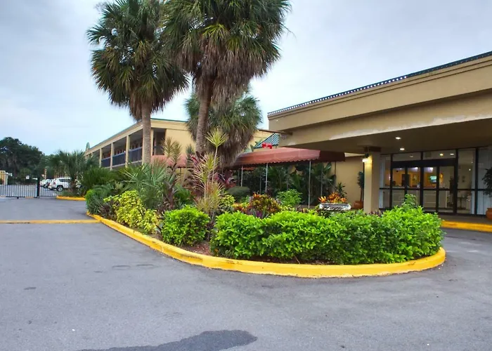 Hotel with pool: Winter Haven Gardens Inn