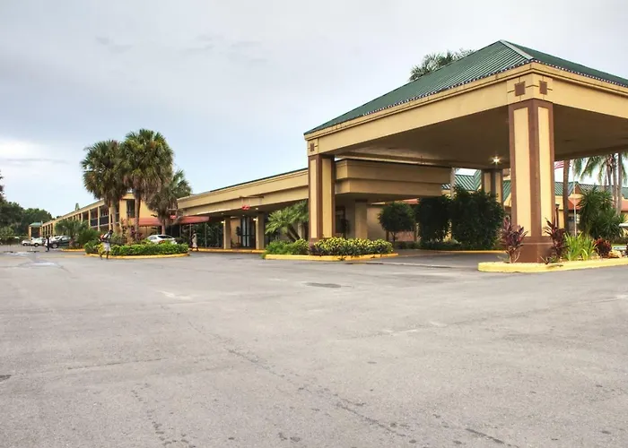 Hotel with pool: Winter Haven Gardens Inn
