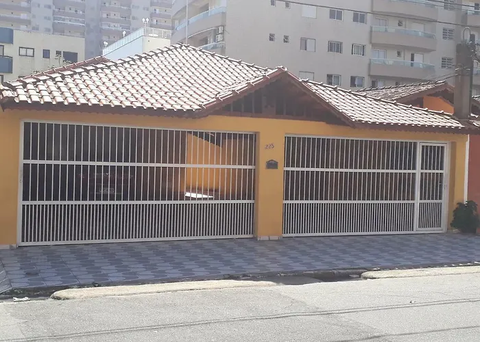 Casa Tupi 3 quadras da praia em condomínio