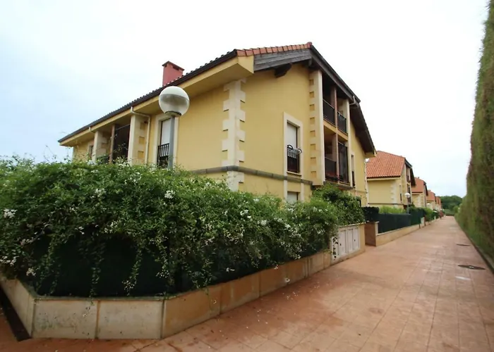 Hotel cerca del colegio: Urbanizacion Lagos Azules Apartamento Comillas