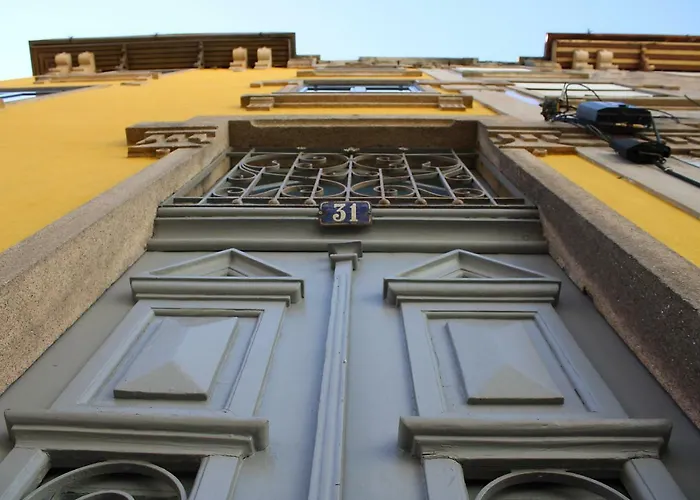 By Doors Hostel