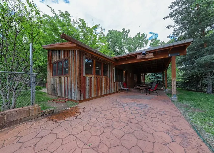 Pet Friendly hotel: Creekside 61 East