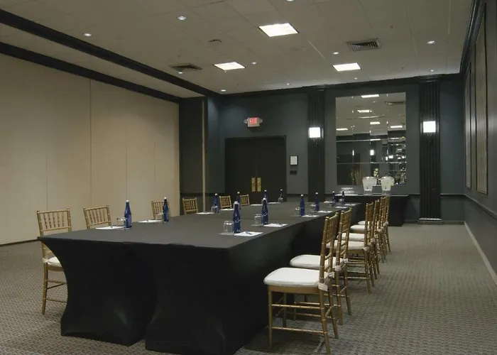 Luxury hotel only: Capitol Skyline