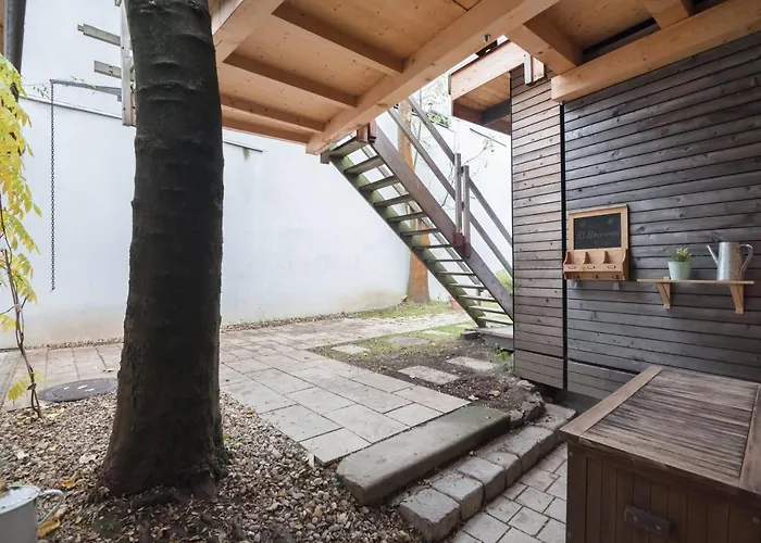 Hotel near College: Apartments Near Metro Station