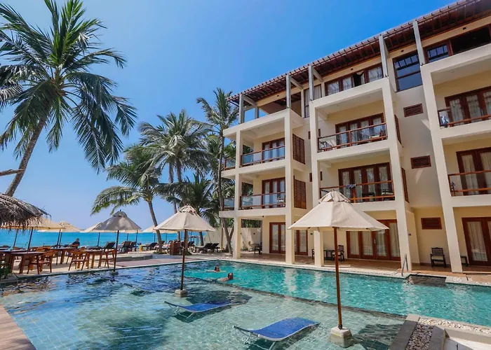 Hotel with view: Sapphire Seas Beachfront Hotel